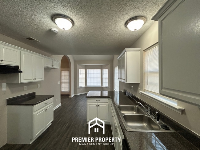 Building Photo - Spacious 4 Bedroom Home for Rent in Memphis | Vaulted Ceilings, Bay Windows & Fenced Yard