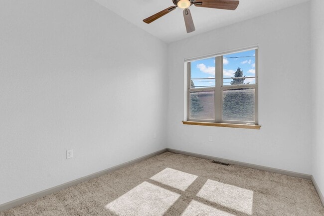 Building Photo - Townhome 3Bed 2Bath - Long Realty and Property Reality