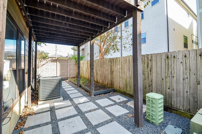 Building Photo - 1307 Studer St