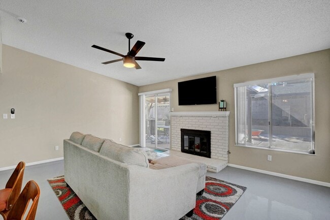 Building Photo - Fully Furnished, One Story, Near Strip, All Utilities Included with Flexible Lease Terms