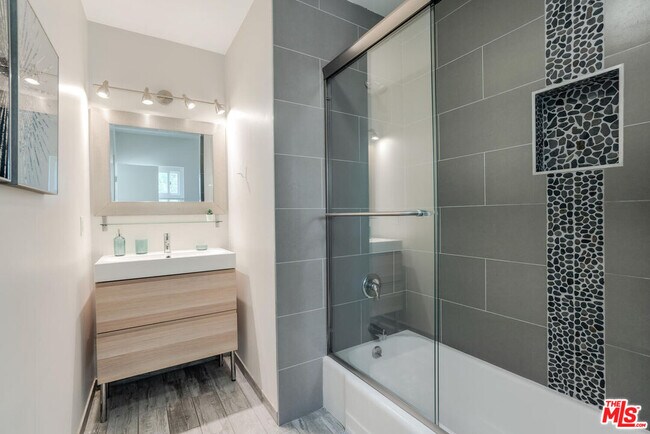 Building Photo - 5343 Tendilla Ave