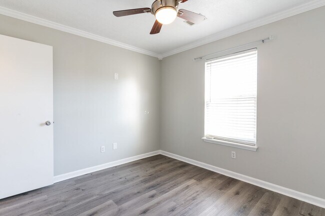 Building Photo - Spacious 3 Bedroom Home – Move-In Ready!