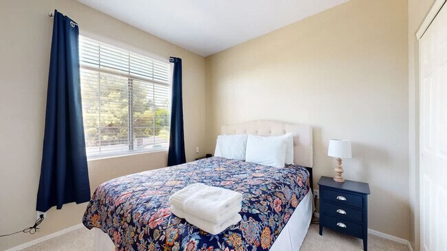 Building Photo - 853 N Blackstone Ct