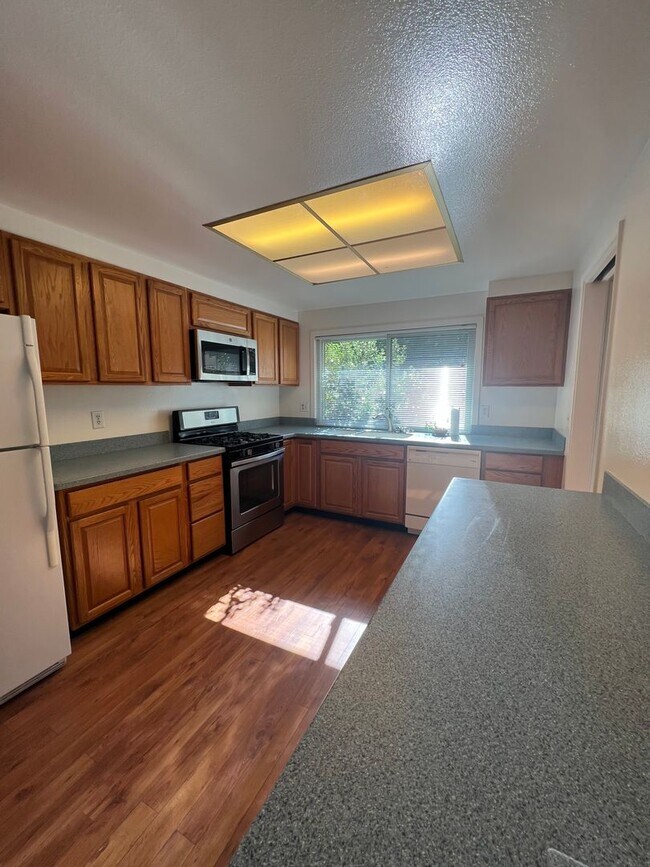 Building Photo - *** COMING SOON*** 2 Bedroom 2 Bathroom 2 Car Garage in Crosswoods HOA