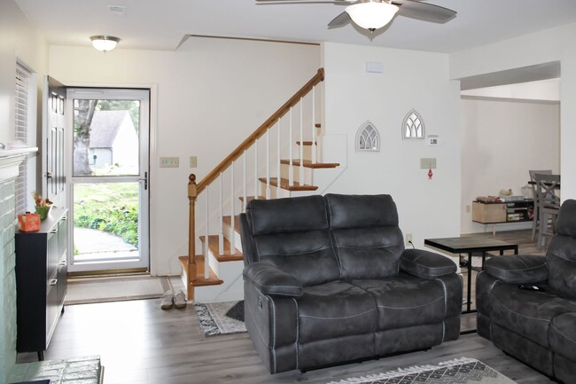 Building Photo - Contemporary duplex with first floor primary