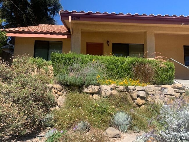 Primary Photo - 2 Bedroom, 1 Bath apartment