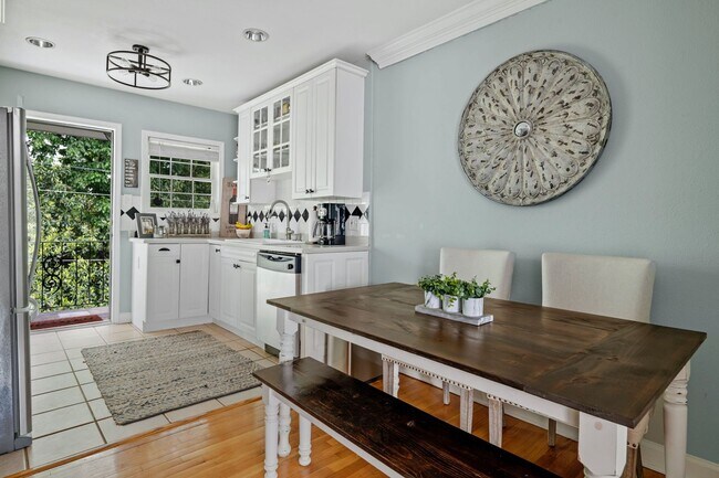 Building Photo - Beautiful 2bd/1ba Condo in VA Highlands w/ Balcony and Pool!!