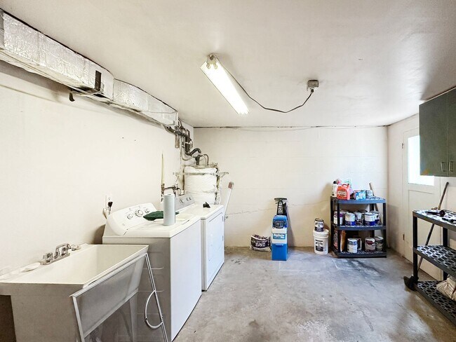 Building Photo - 2Bd/1.75Ba Seattle Home
