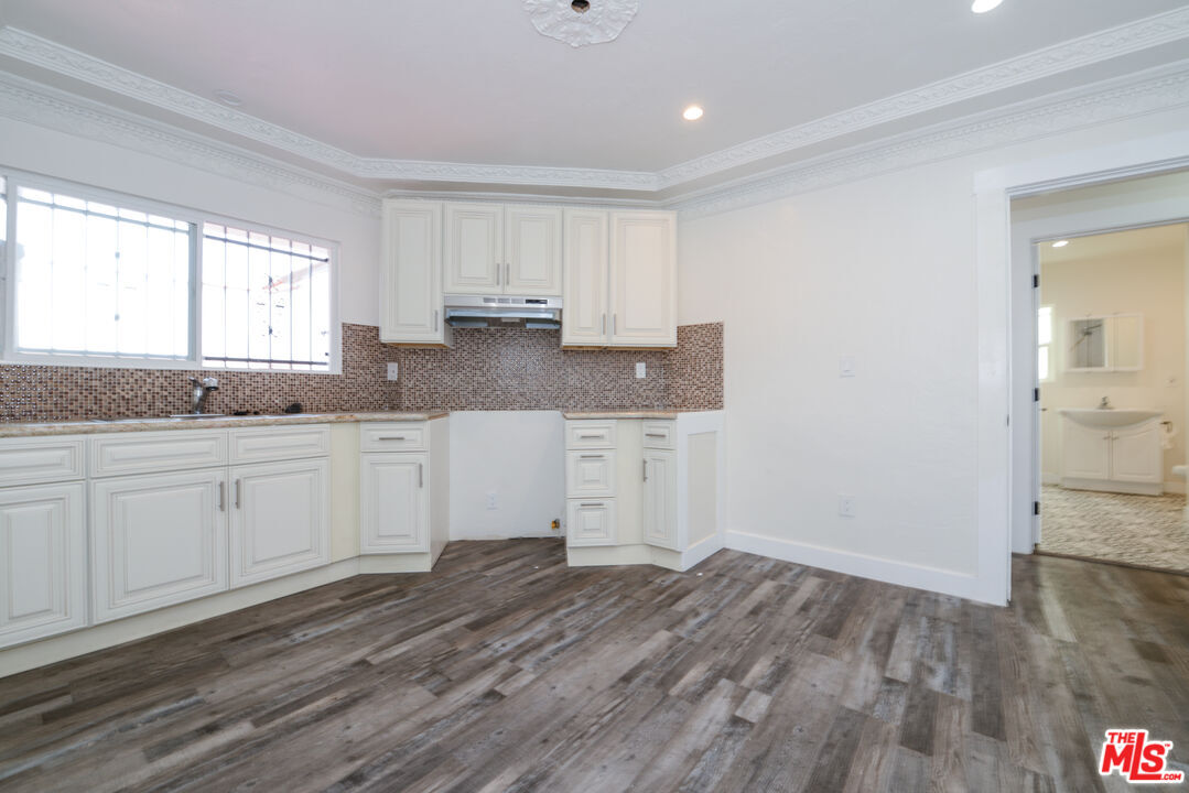 Building Photo - 520 W 82nd St