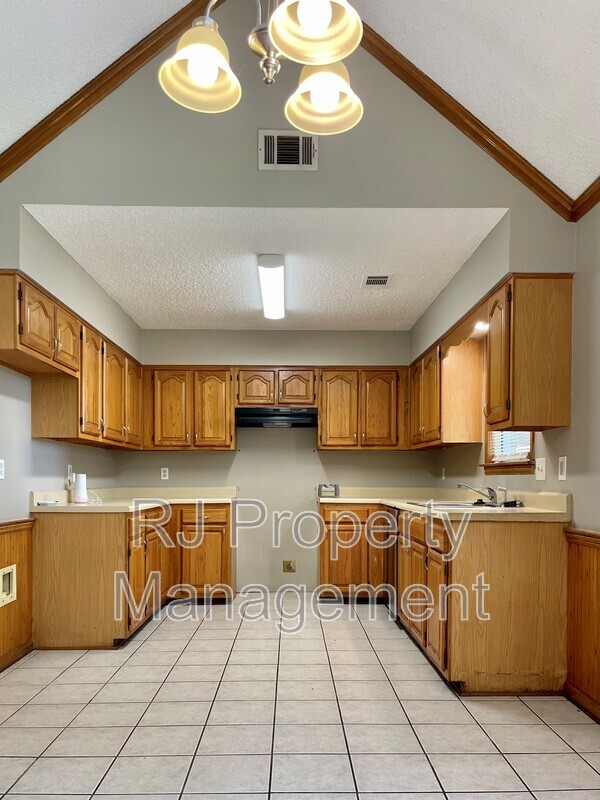 Building Photo - 4592 Tracy Lynn Dr