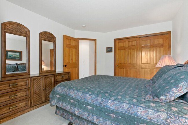 Building Photo - 829 W Sparrow Hawk Dr