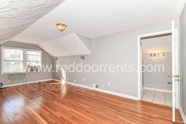 Building Photo - 125 E 49th St