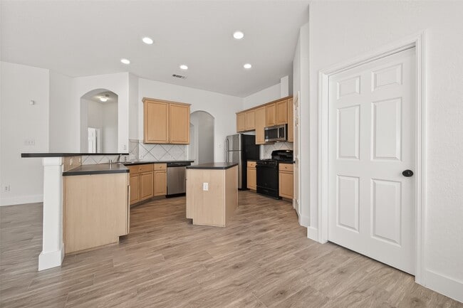 Building Photo - 3143 Oakwood Run Dr