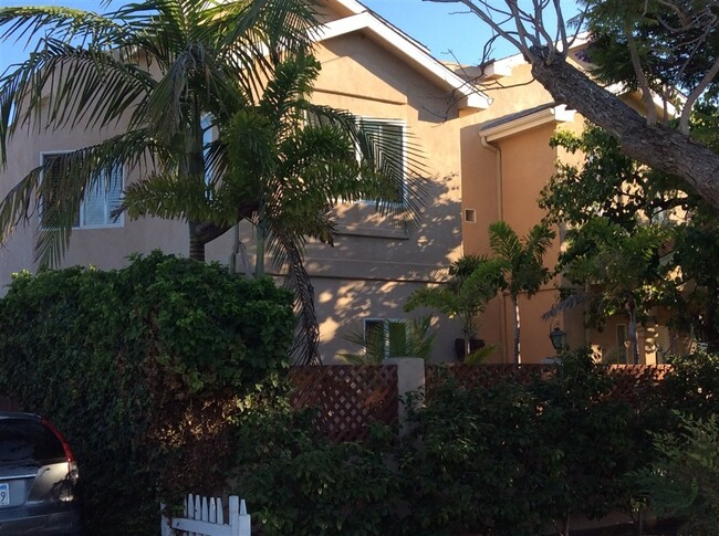 Building Photo - 1939 Felspar St