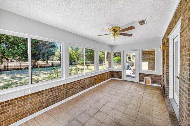 Building Photo - 1140 Troon Dr E