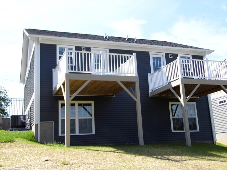Plenty of room for a patio set to enjoy the outdoors - 2312-A Belle Ave NE