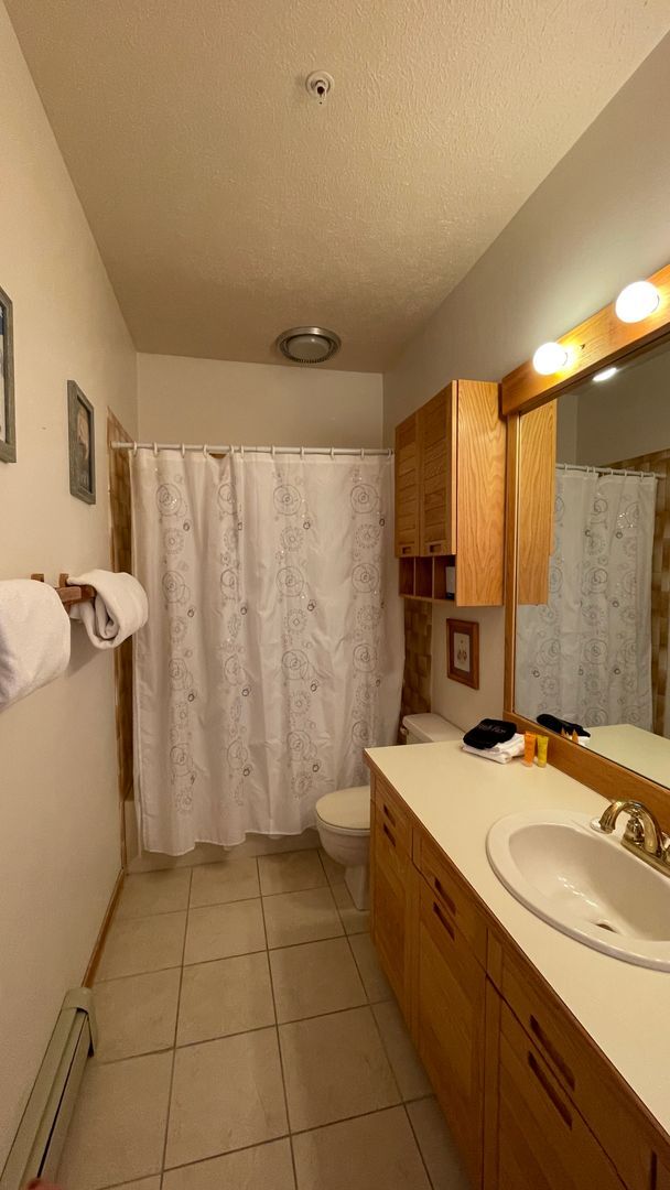 Building Photo - Sunny Bright 2 BDR 2 Bath Condo with Views