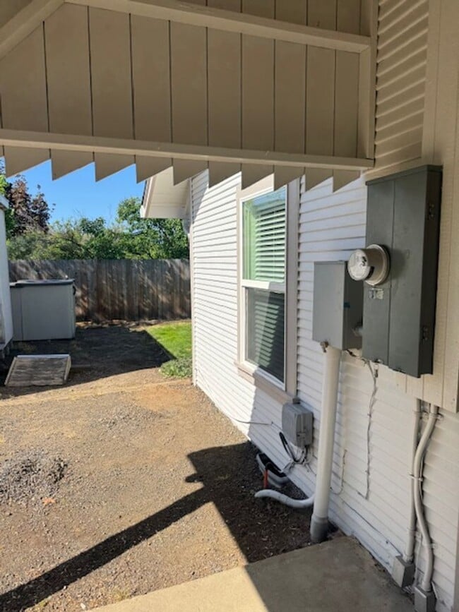 Building Photo - WELL MAINTAINED 3 BR HOME- COMFORTABLE, AFFORDABLE & GREAT LOCATION