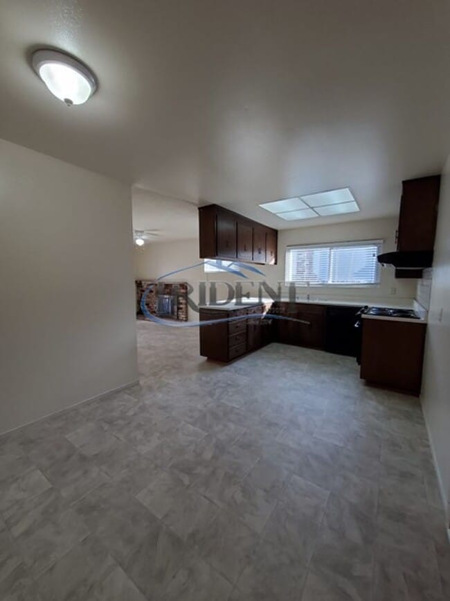 Building Photo - This is a cute 4 bedroom, 2 bath house in an established Woodland community