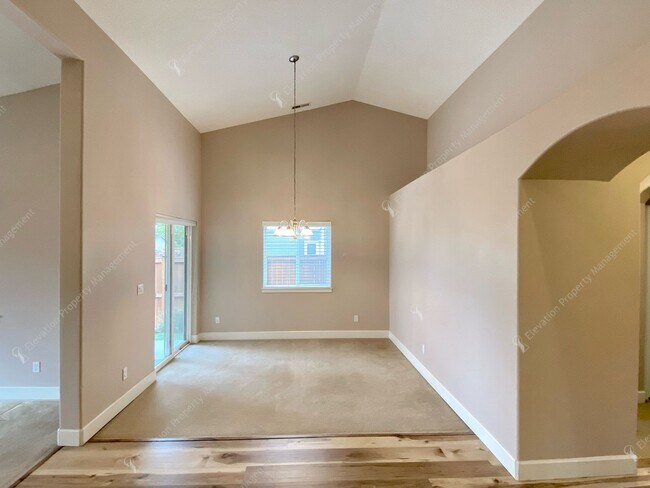 Building Photo - Single-level 3 BR-2BA Home in SE Bend
