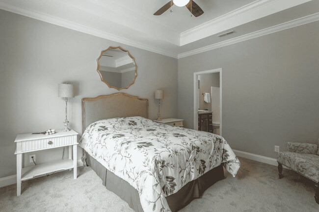 Building Photo - Like-New Home