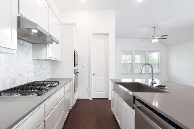 Building Photo - 124 Rosebush Dr