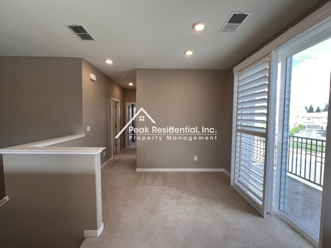 Building Photo - Updated 3bd/3ba North Natomas Townhouse