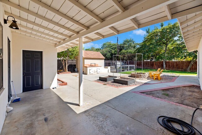 Building Photo - Stunning Riverside Home for Rent- Solar, E...