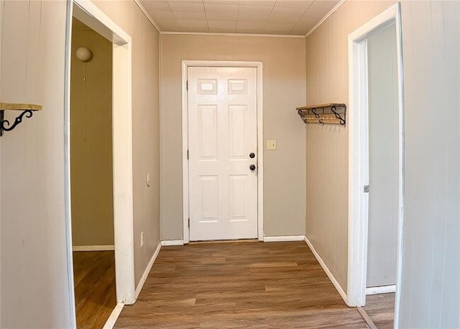 Building Photo - 817 S Kelly Ave