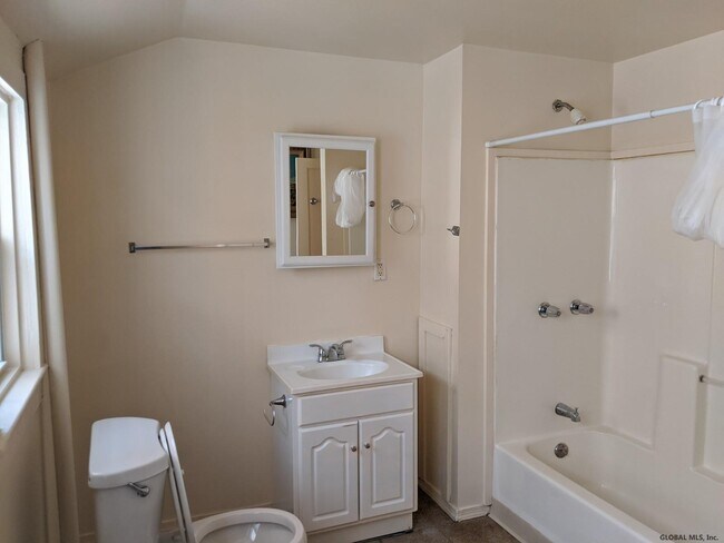 Building Photo - 84 Main St