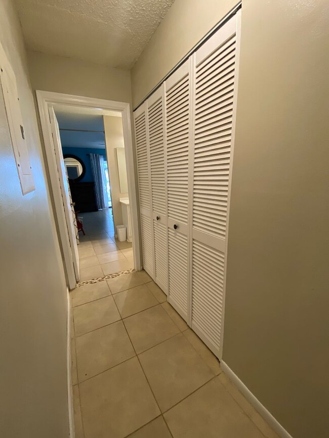 Building Photo - Beautiful Lakefront Condo!