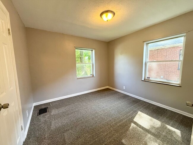 Building Photo - Cozy & Spacious 4-Bedroom Home in Cincinnati