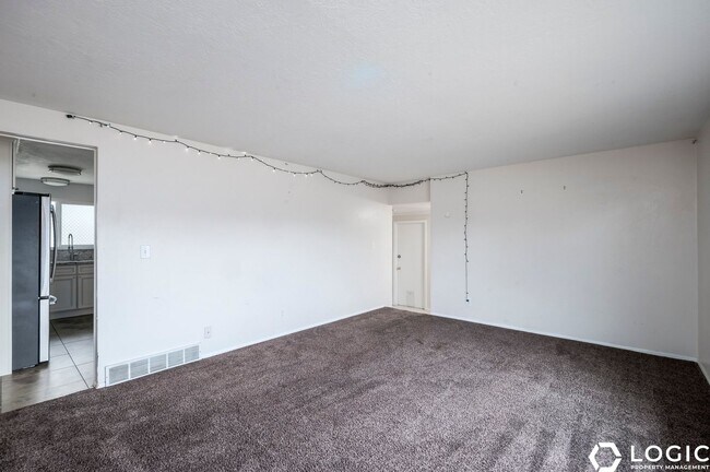 Building Photo - 12055 Cinnamon Ridge Rd
