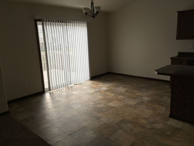 Building Photo - 3 Bed 3 Bath Single Family Townhome