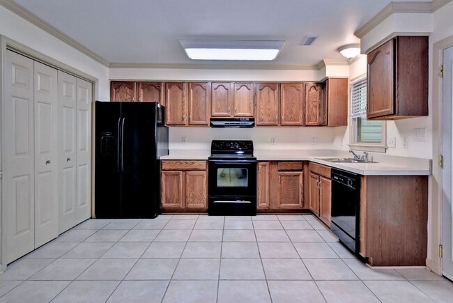 Building Photo - Nicely Updated Townhome