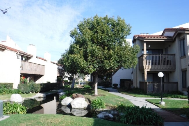 Building Photo - 4831 Lago Dr