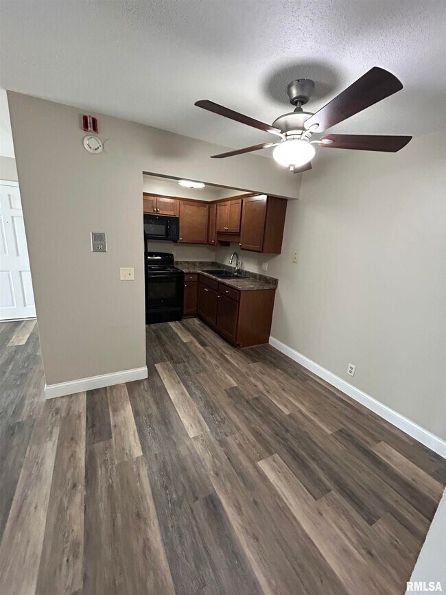 Building Photo - 5029 N Lakeside Pl