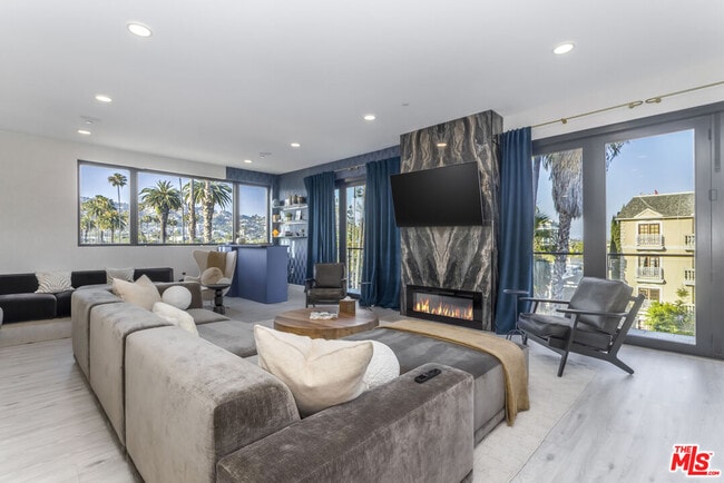 Building Photo - 137 N Doheny Dr
