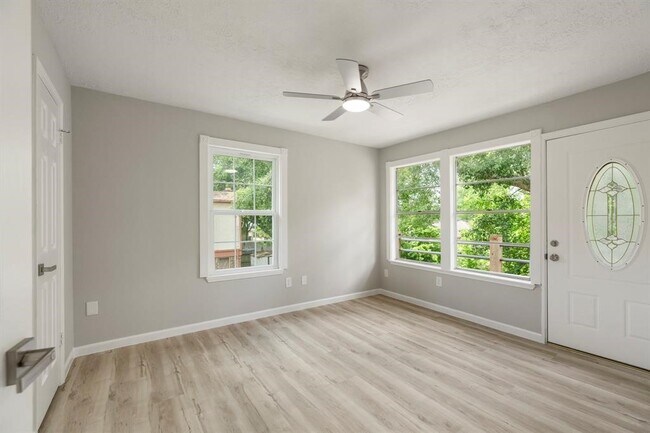 Building Photo - 1819 Redwood Ct