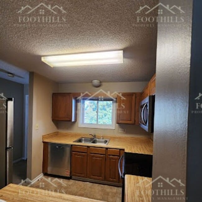 Building Photo - Bright 2-Bed, 2-Bath Condo Near Darwin Wri...
