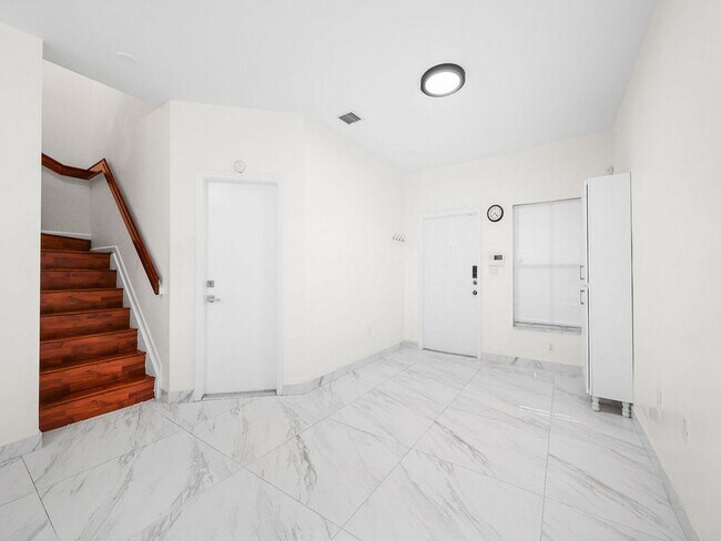 Building Photo - 7923 N Southwood Cir