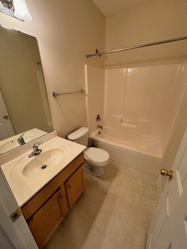 Building Photo - Move-in ready 2-bedroom, 2-bath end-unit t...