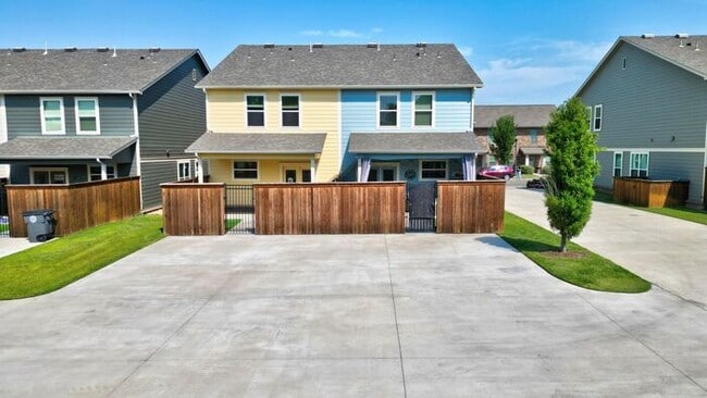 Building Photo - Luxury 4BR Townhome + Office | Near Downto...