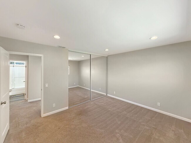 Building Photo - Great 2B/1BA Townhome in Escondido!