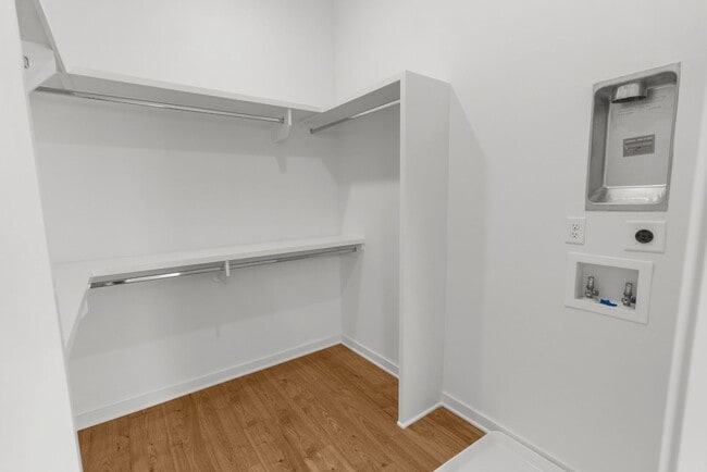 Building Photo - 3038 Edwin Cir
