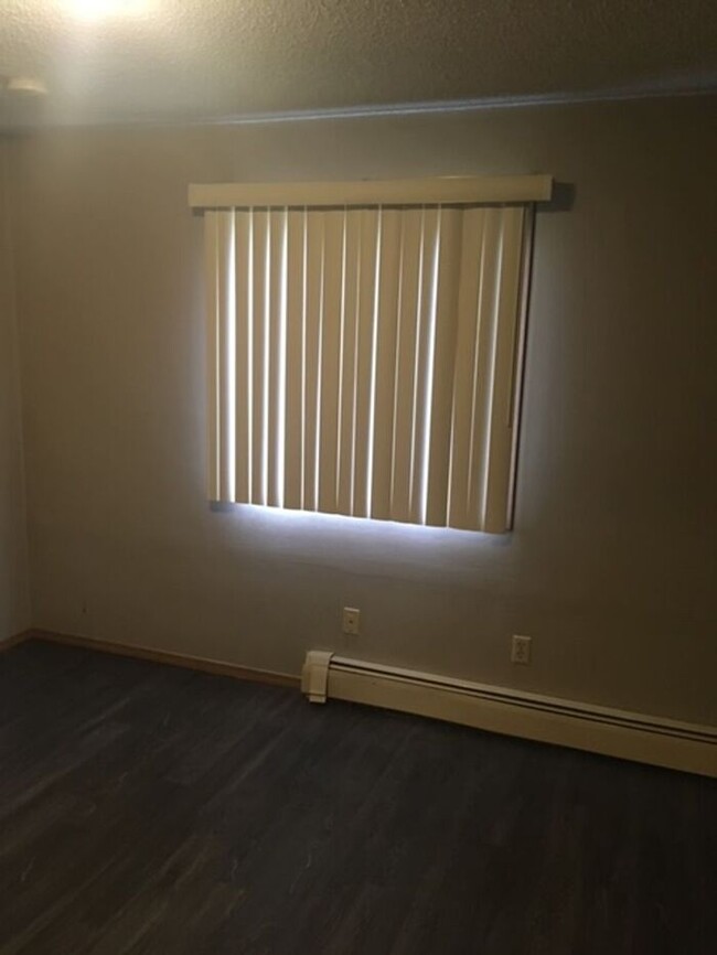 Building Photo - $950 | 2 Bedroom, 1 Bathroom Apartment | P...