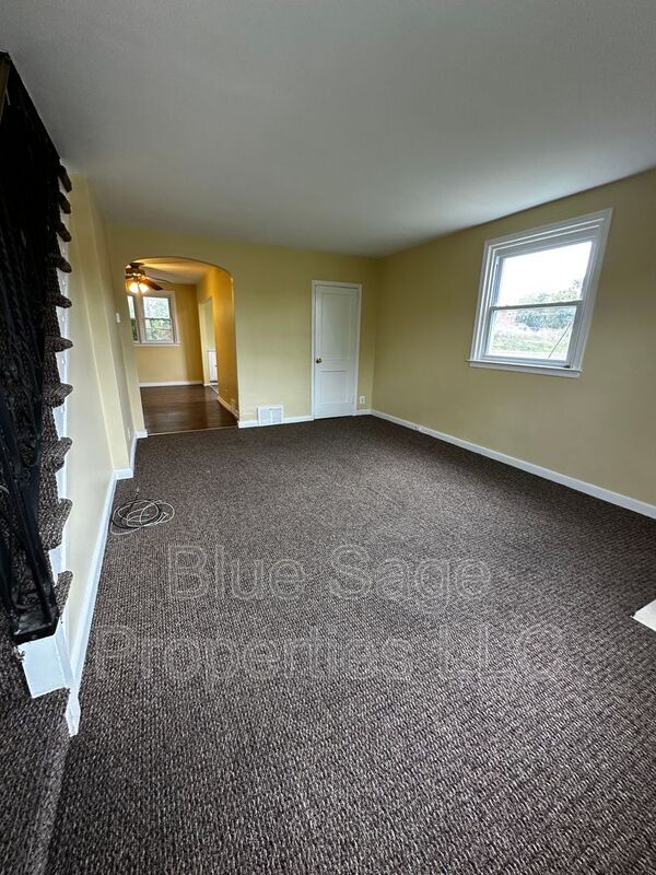 Building Photo - 1500 Llanwellyn Ave