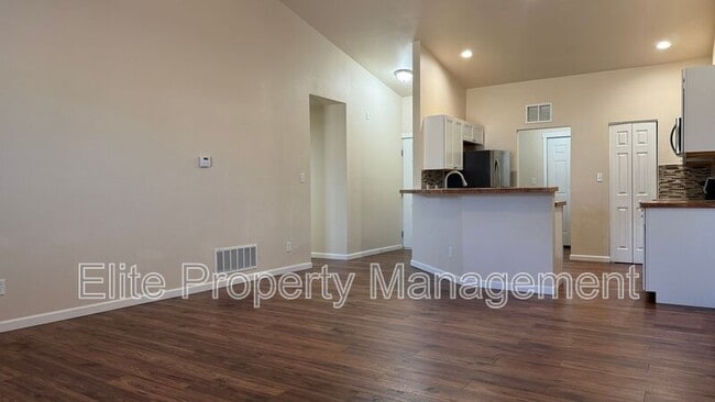 Building Photo - 983 S Palomar Dr