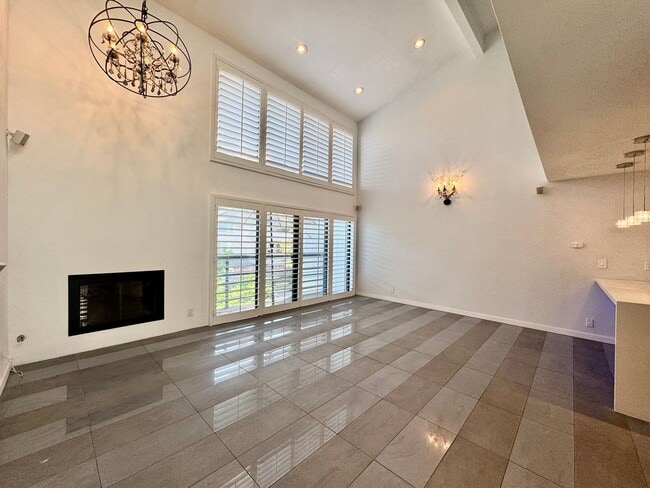 Building Photo - 10633 Holman Ave