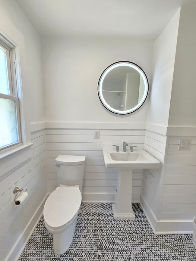 Building Photo - CAROLINA PLACE - Renovated 2 Bedroom - Gor...